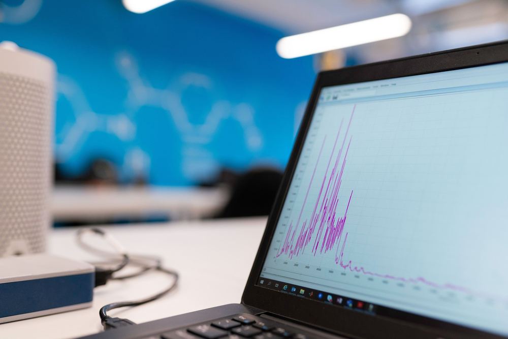 Analyse du spectre sonore d'une machine sur ordinateur après une mesure acoustique